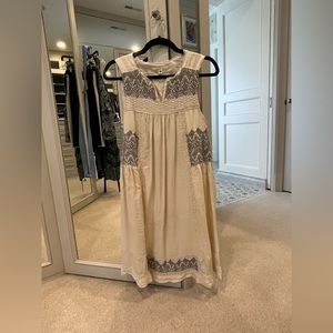 Burning Torch white and gray embroidered shift dress, sz XS